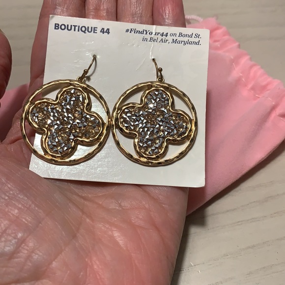 NWT gold and silver decorative costume earrings - Picture 3 of 3